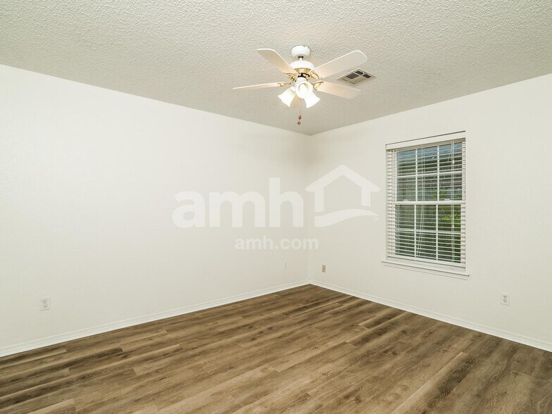 Building Photo - 1412 N Umbrella Ave