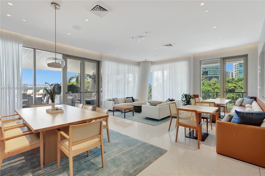 Building Photo - 2655 S Bayshore Dr