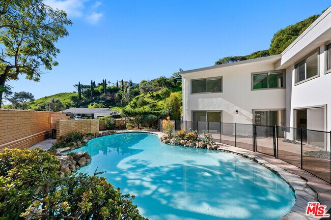 Building Photo - 1054 Enchanted Way