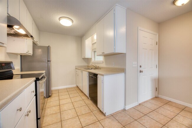 Building Photo - 203 E St