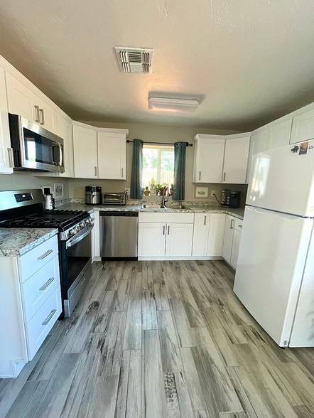 Building Photo - 2108 S Hemlock