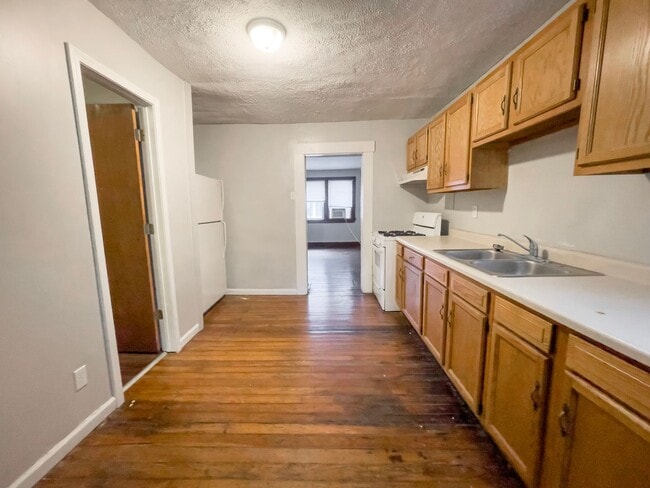 Building Photo - PRELEASING for AUGUST! Close to Campus: Washer and Dryer Included