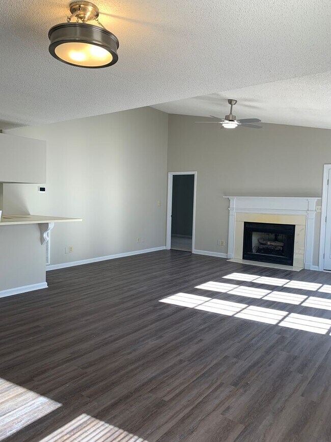 Building Photo - Cozy Living on a quiet cul de sac.