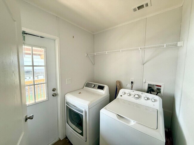 Building Photo - For Rent – Nearly New Home in Elm Mott, TX