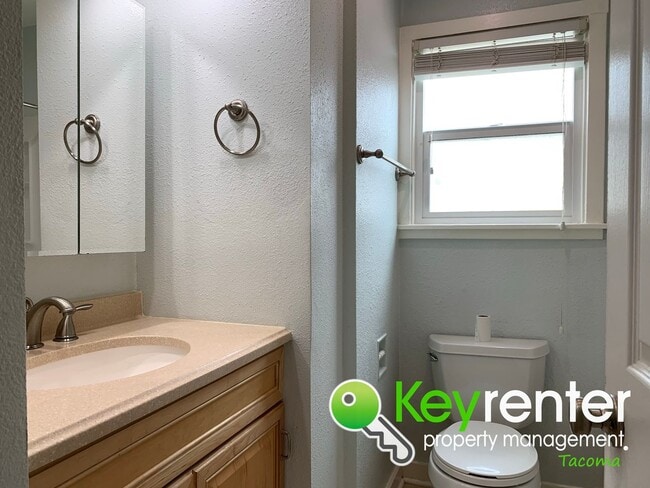 Building Photo - Centrally located Cozy Rambler in Tacoma!
