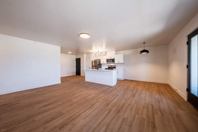 Building Photo - 2 bed 1 bath Modern Apartment - 1134 sqft (First month HALF off)