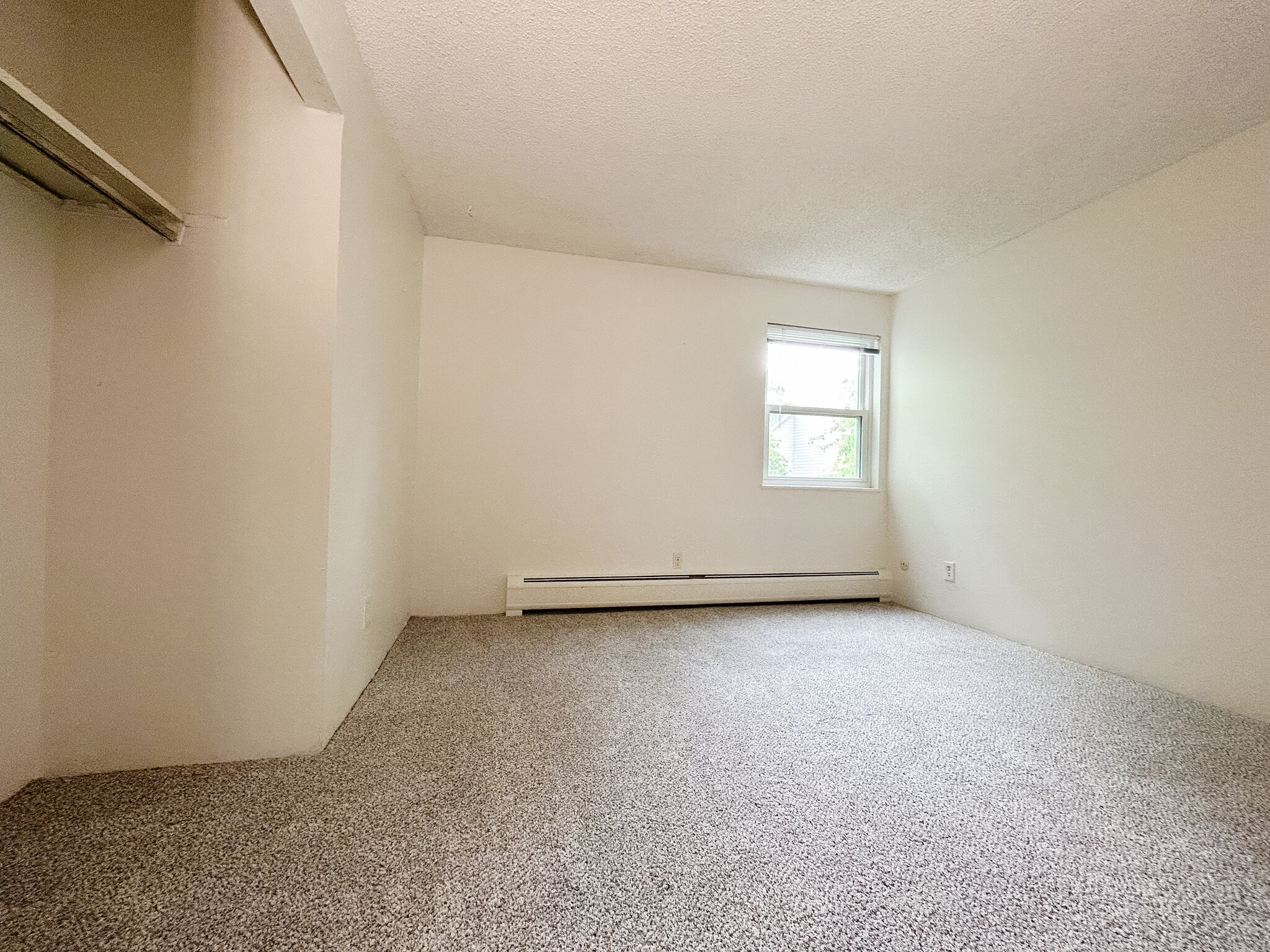 Building Photo - 1400 Golden Cir