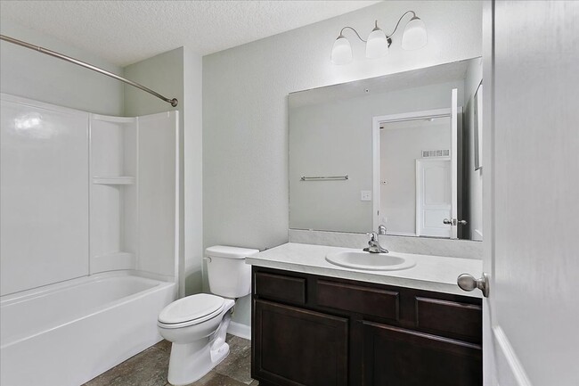 Building Photo - Condo in Greenstone at Aberdeen!