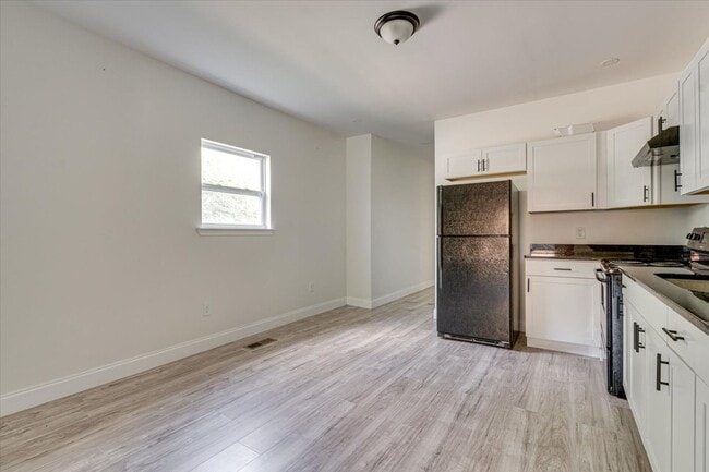 Building Photo - Spacious 4-Bedroom Home in Quiet Neighborh...