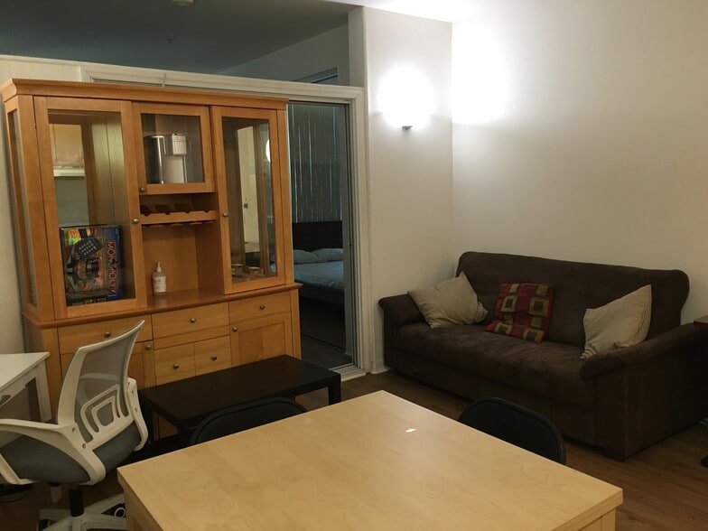 Living room - 1801 University Ave