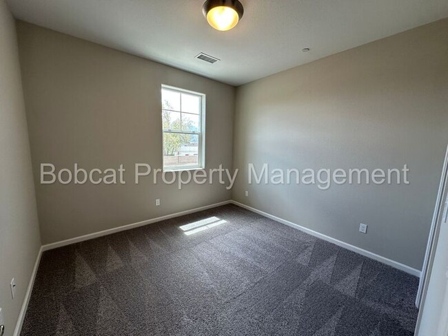 Building Photo - 860 Furlong Dr