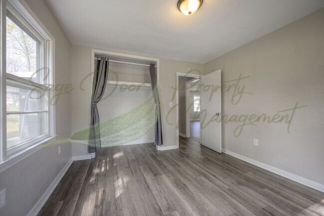 Building Photo - SMALL TOWN LIVING!!!