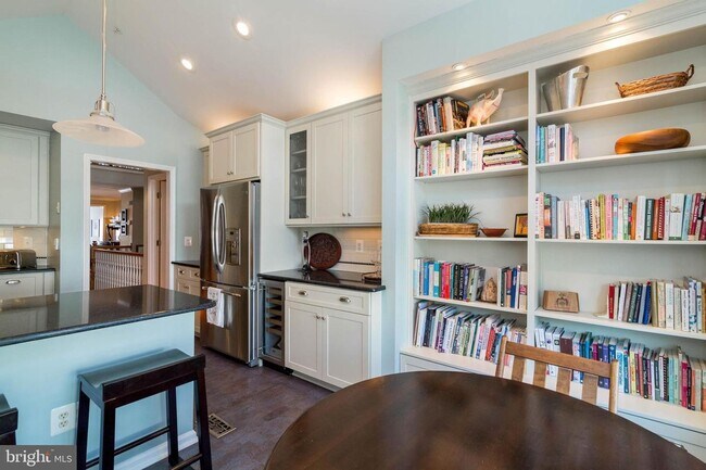 Building Photo - Stunning 2 bedroom and 3 Bathroom Townhome Style Condo / w Pool