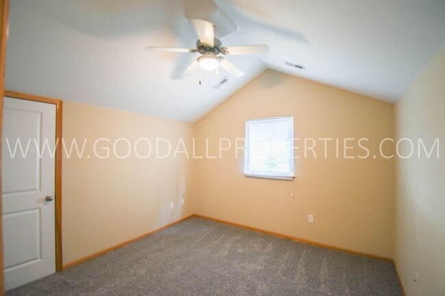 Building Photo - 3 Bedroom 2.5 Bathroom end unit home in Urbandale!!!
