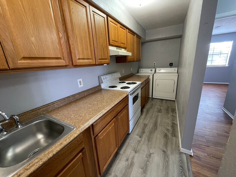 Building Photo - SUBLEASE AVAILABLE FOR IMMEDIATE MOVE IN - 2 Bedroom 2 Bathroom Condo