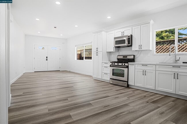 Building Photo - 18 Del Sol Ct