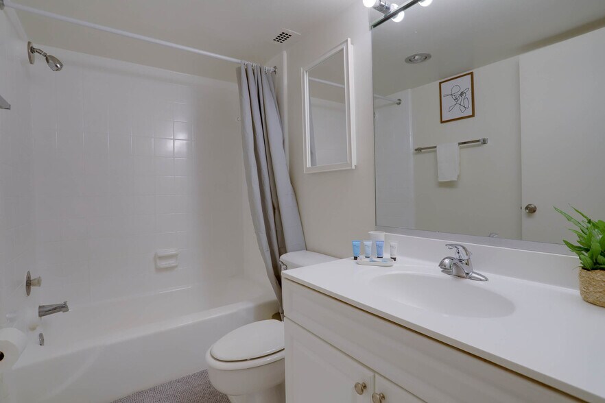 Building Photo - 320 23rd St S