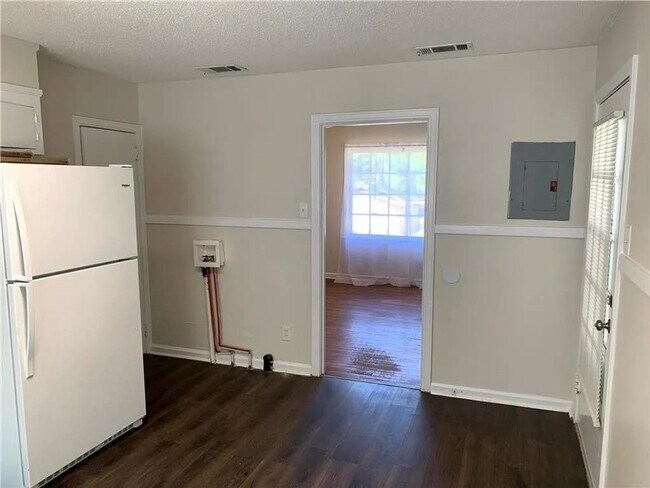 Building Photo - 3 Bedroom 1 Bathroom House in Mobile- FIRST MONTH RENT HALF OFF!!!
