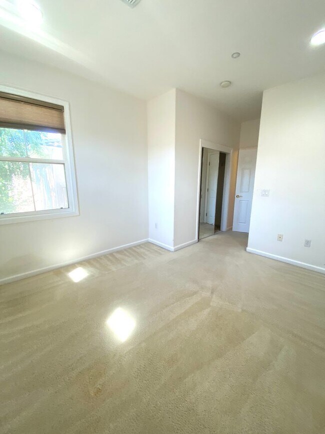 Building Photo - Dublin Ranch Villages,  Tri Level Townhome 2 Bed (both primary suites)  2.5 Ba., Clubhouse Pool, ...