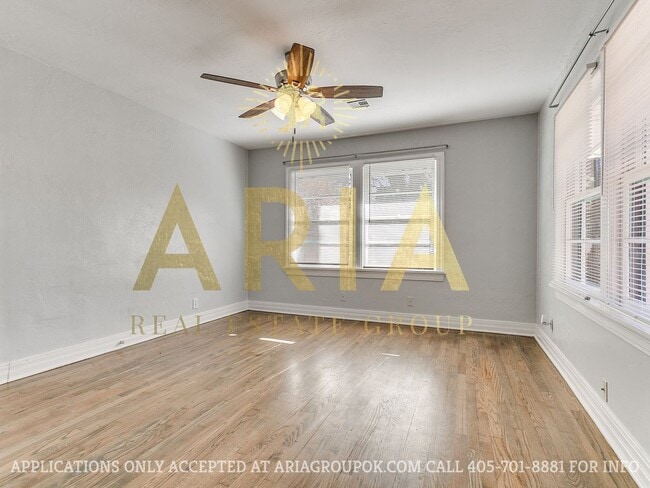 Building Photo - COMING SOON! 2 Bed/2 Bath Duplex Super Clo...
