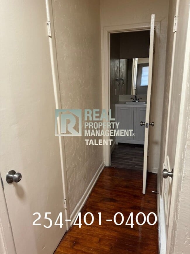 Building Photo - DEAL ALERT! Charming Vintage 3-bedroom, 1-...