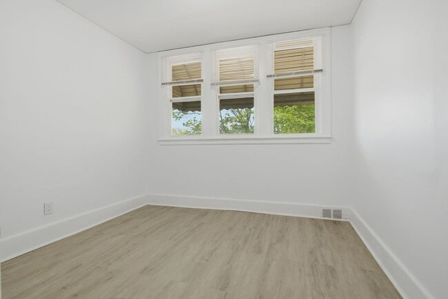 Building Photo - $1200/month bungalow