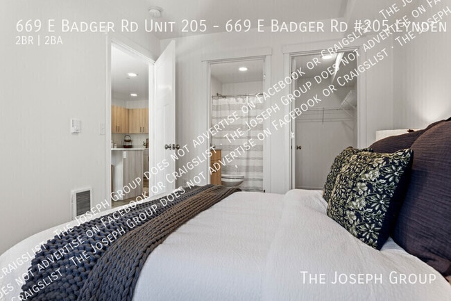 Building Photo - 669 E Badger Rd