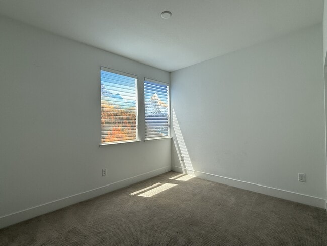 Building Photo - 64 E Frost Dr