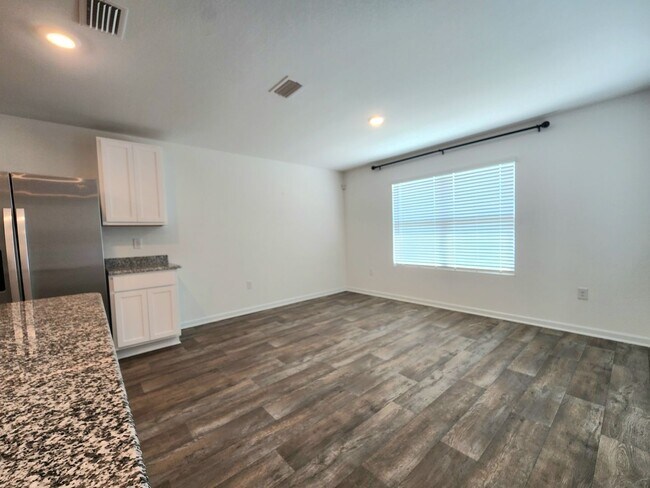 Building Photo - Lovely 4/2 available now in Raley Farms of...