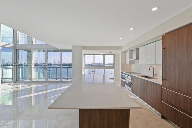 Building Photo - 1500 Bay Dr E