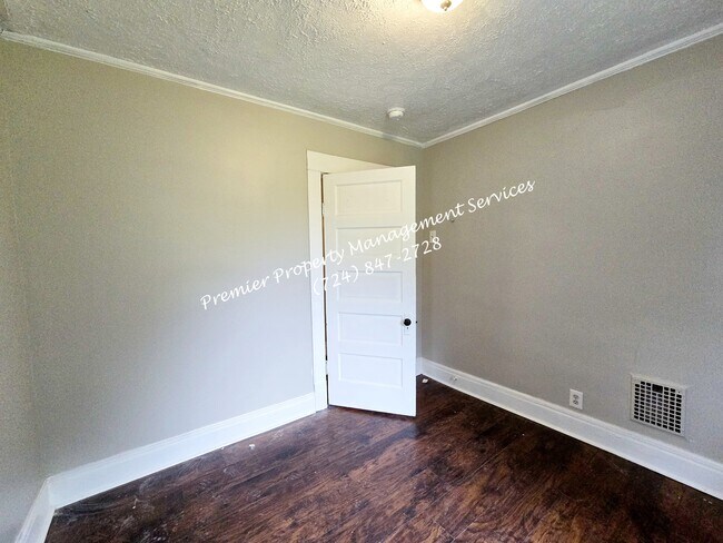 Building Photo - 1023 Negley St