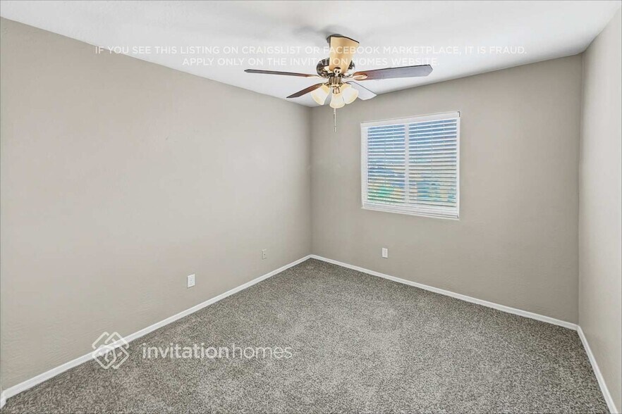 Building Photo - 1425 E Lakeview Dr