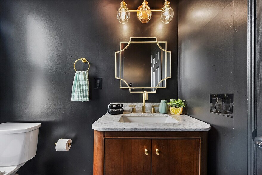 Building Photo - 1816 Rhine St