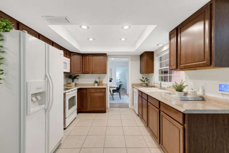 Building Photo - 1100 Pinellas Point Dr S