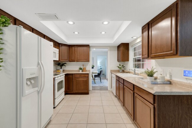 Building Photo - 1100 Pinellas Point Dr S