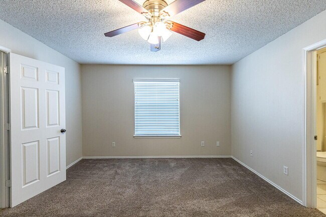 Building Photo - 6120 7th Dr