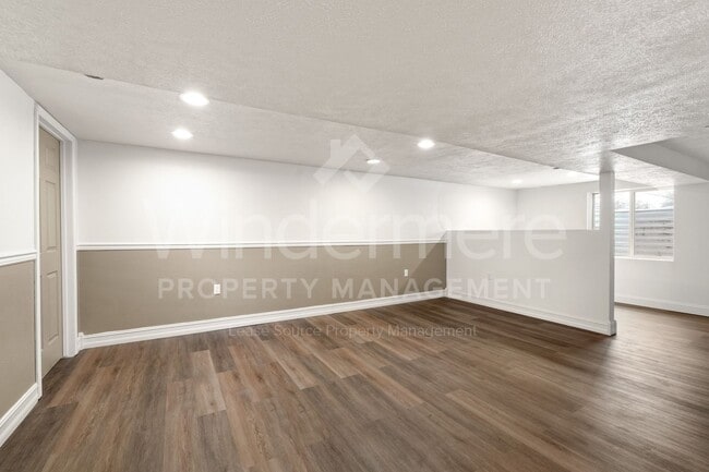 Building Photo - *MOVE IN SPECIAL * 1ST FULL MONTH FREE* Great 3-Bedroom Home IN The Garland District