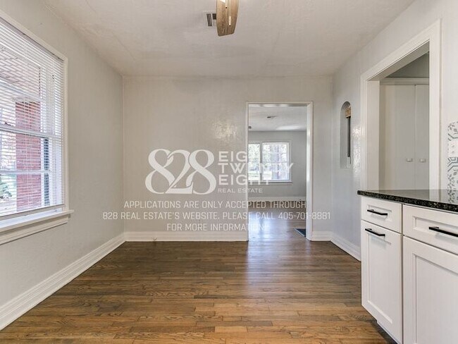 Building Photo - *AVAILABLE NOW!* 2 Bed/2 Bath Duplex Close to Campus Corner!