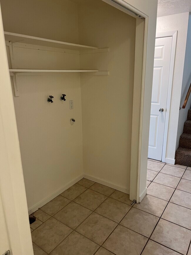 Building Photo - 1108 S Pond St