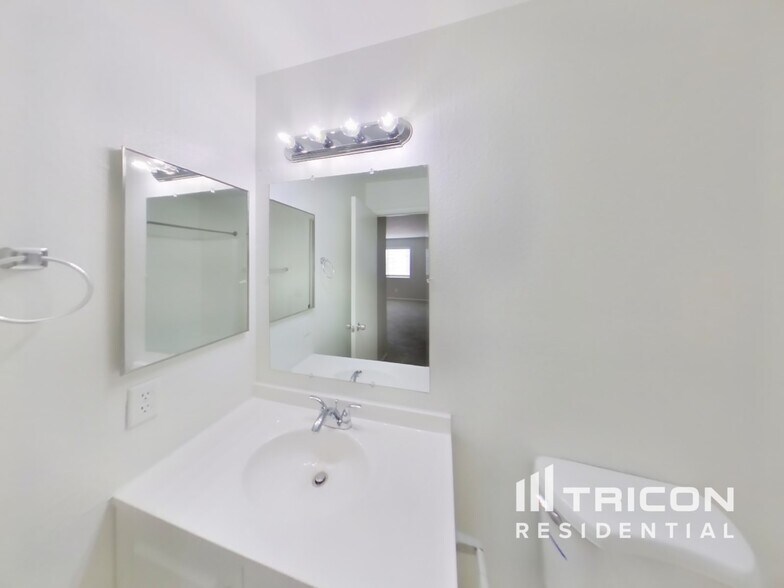 Building Photo - 8334 W Baxter Dr