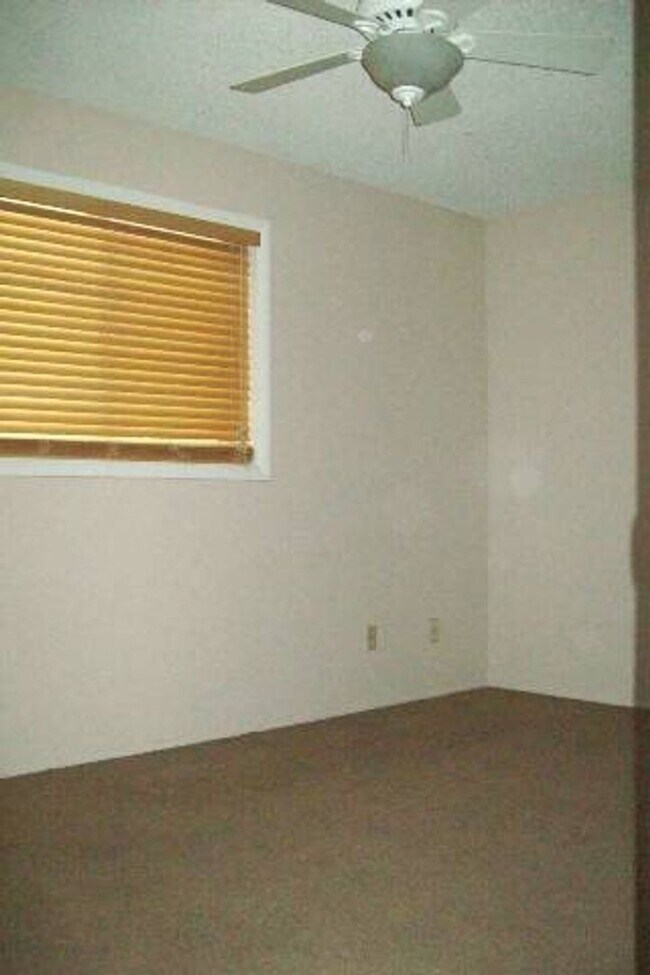 Building Photo - Spacious 4 Bed Home with Pool & Arizona Room