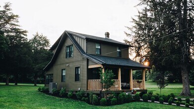 Building Photo - Newly Renovated 2 Bed, 1 Bath Home in Cent...