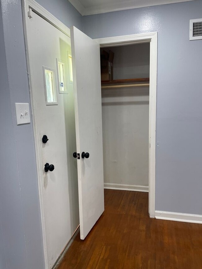 Building Photo - Clean Three Bedroom/One Bath