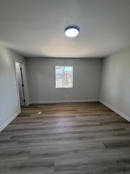 Building Photo - 1443 W 105th St