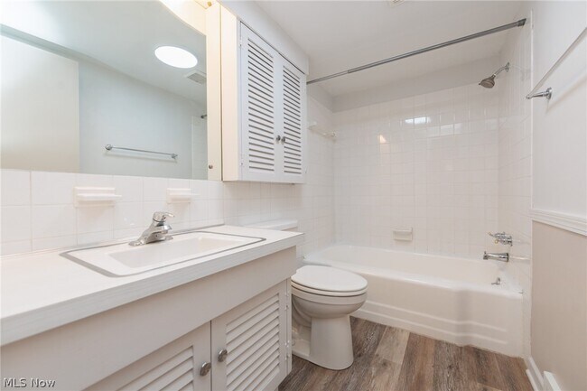 Building Photo - 7020 Carriage Hill Dr