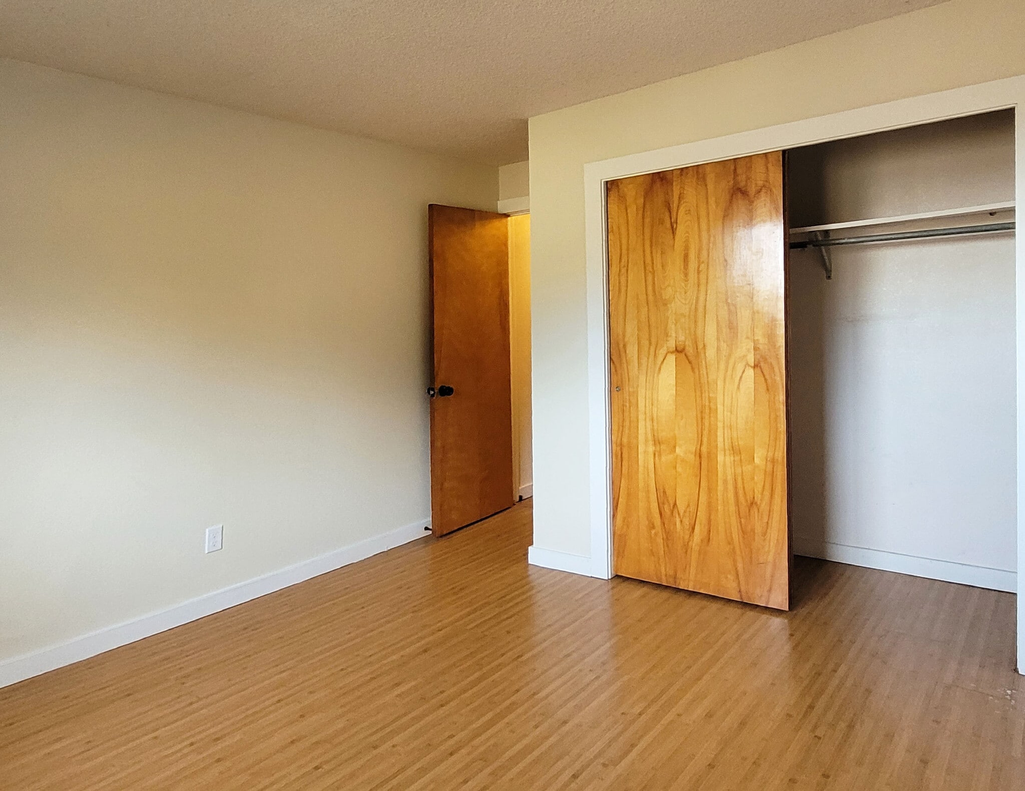 Second bedroom, view of closet and hallway - 649 N Hayes St