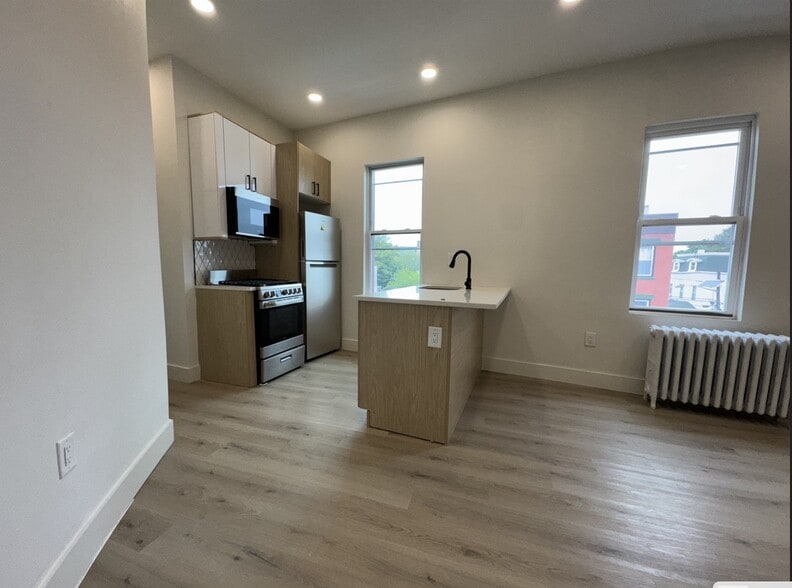 Primary Photo - 530 W Side Ave