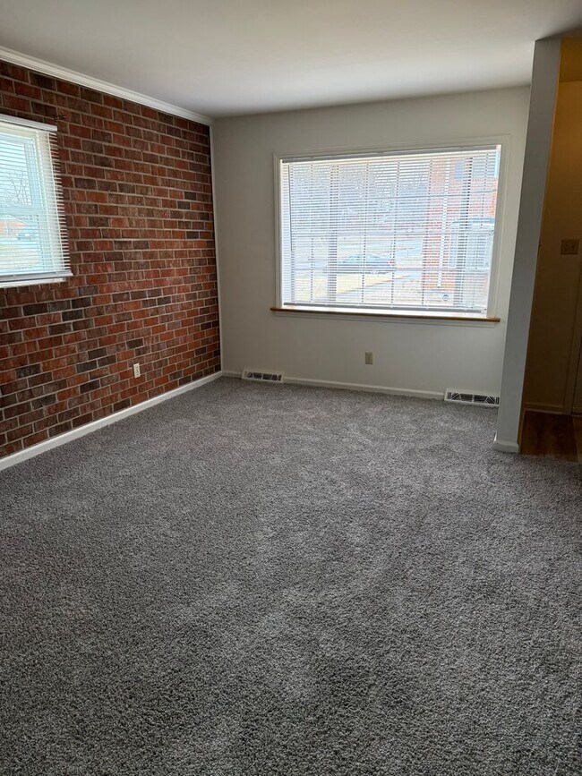 Building Photo - 2 Bedroom End Unit with New Flooring, Appliances & Fresh Paint!