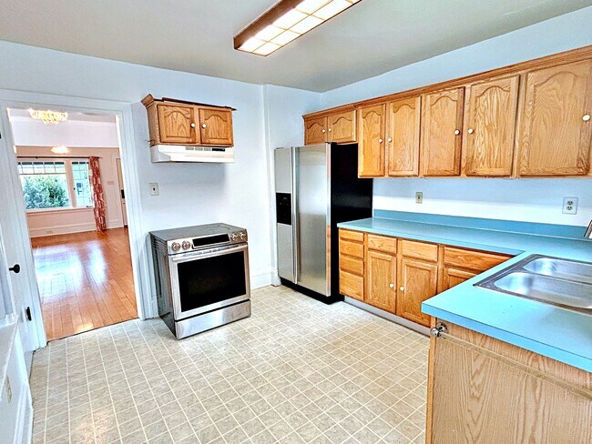 Building Photo - 858 N Stafford St