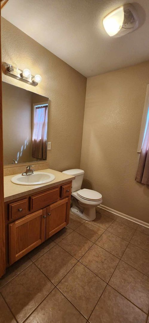 Building Photo - Spacious Town House for Rent